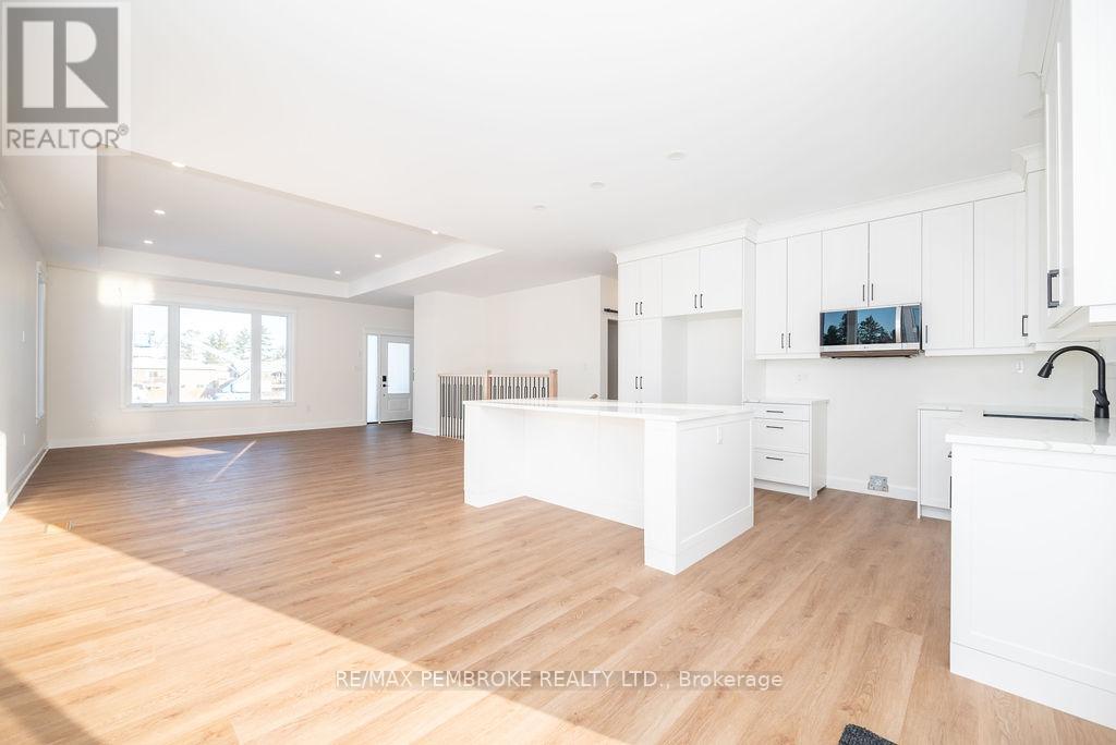 18 Durant Street, Petawawa, Ontario  K8H 0G2 - Photo 8 - X12499616