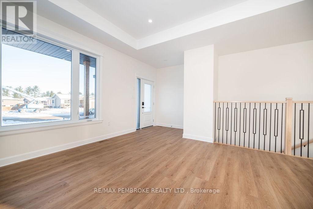 18 Durant Street, Petawawa, Ontario  K8H 0G2 - Photo 3 - X12499616