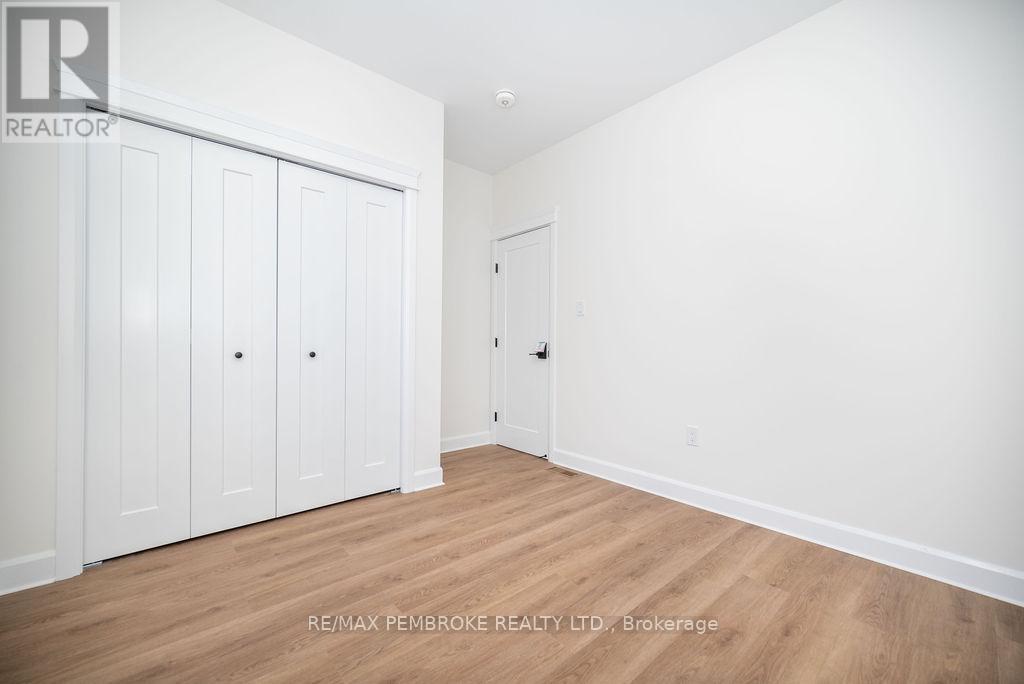 18 Durant Street, Petawawa, Ontario  K8H 0G2 - Photo 27 - X12499616