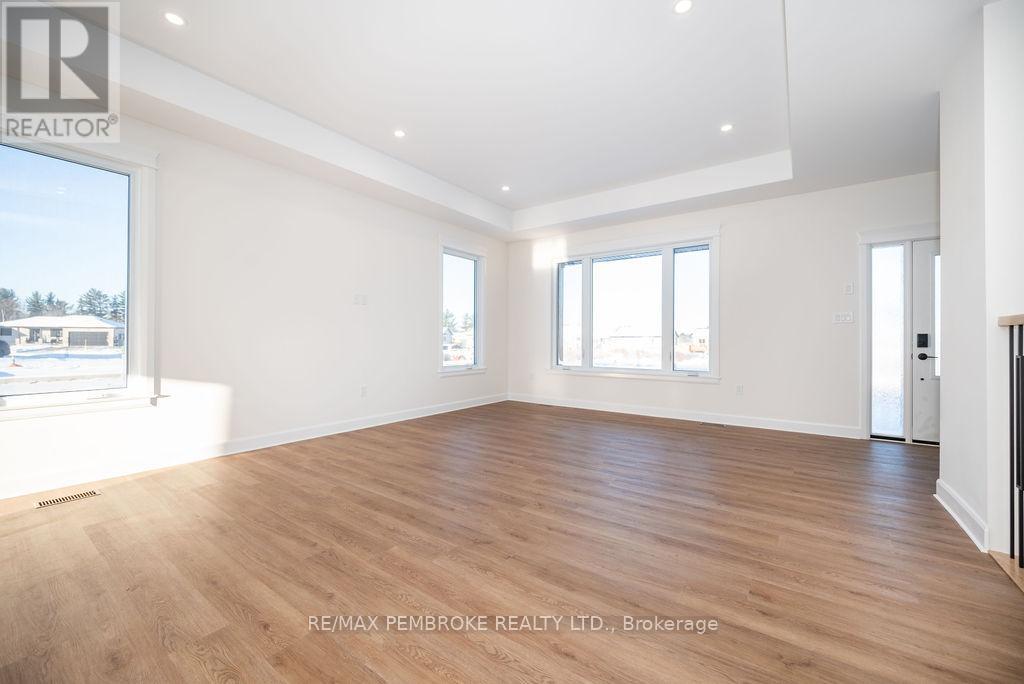 18 Durant Street, Petawawa, Ontario  K8H 0G2 - Photo 6 - X12499616