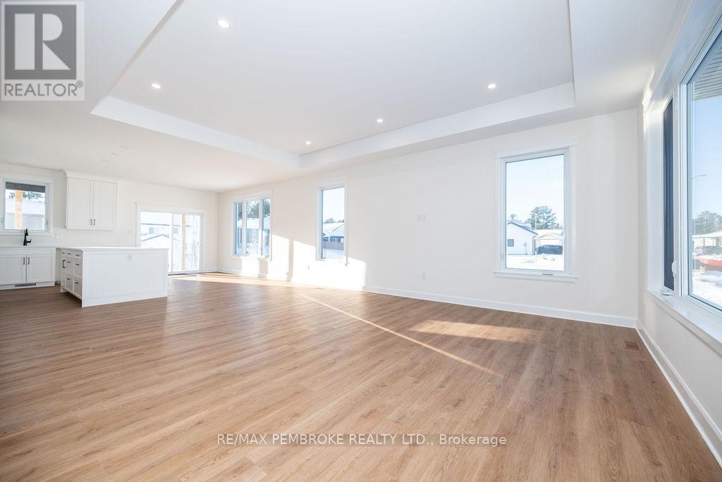 18 Durant Street, Petawawa, Ontario  K8H 0G2 - Photo 7 - X12499616