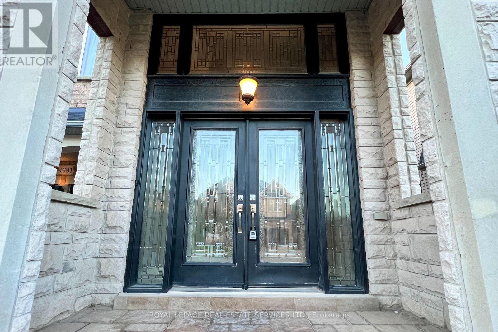 4681 Webb Street, Burlington, Ontario  L7M 0E3 - Photo 3 - W12332017