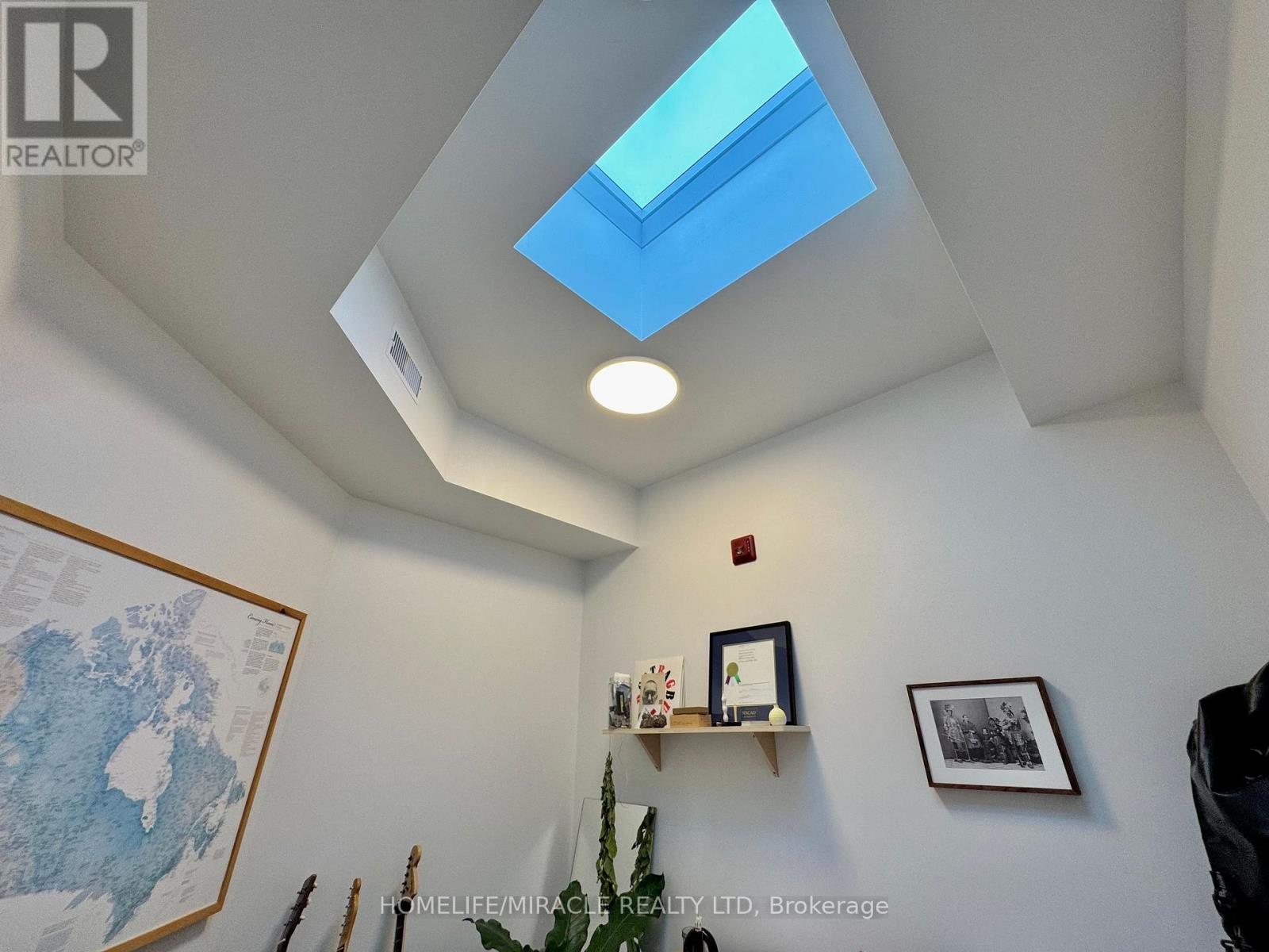 8 - 1103 Dufferin Street, Toronto, Ontario M6H 4B5 - Photo 7 - W12500678