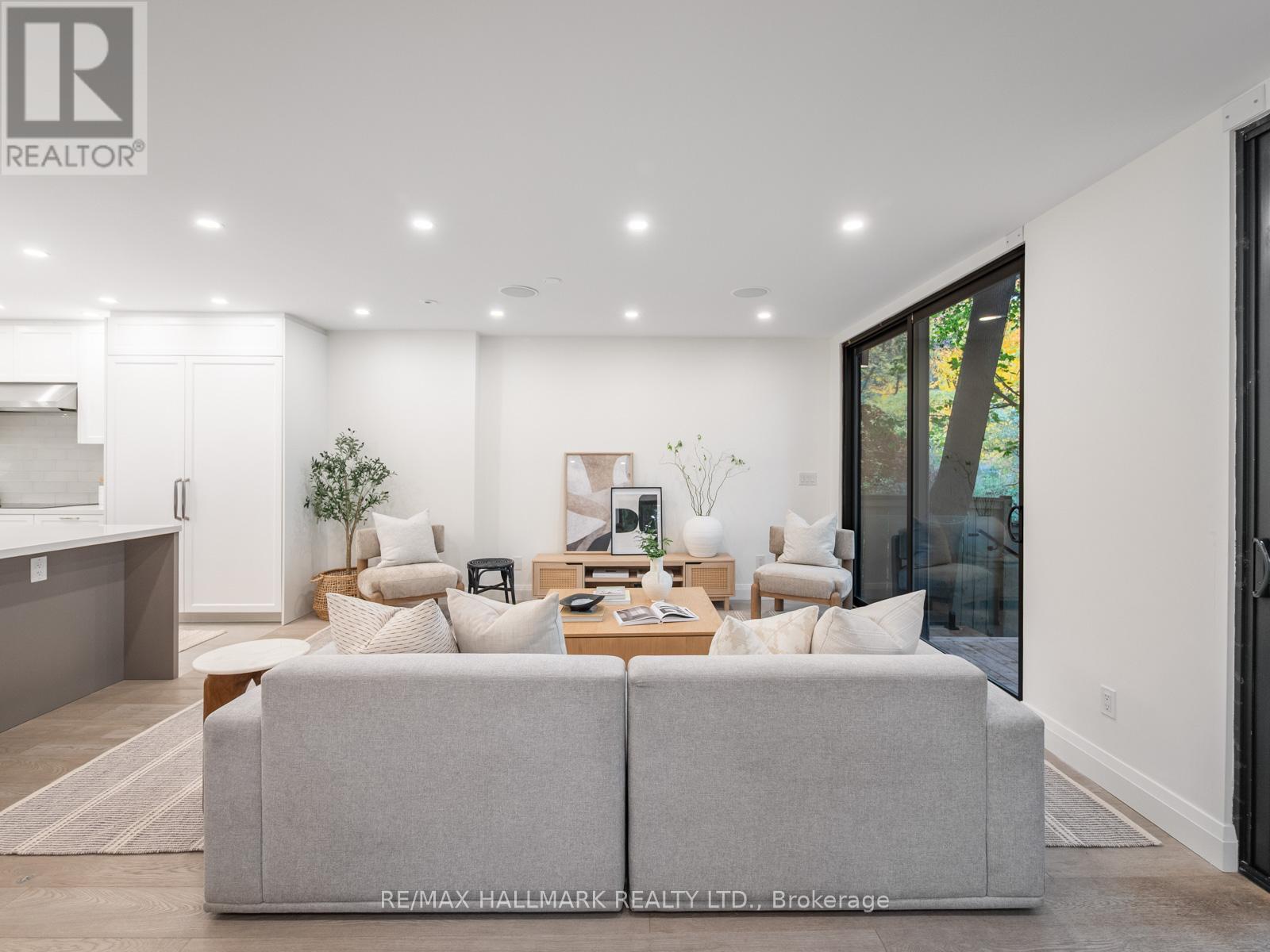 11 Craig Crescent, Toronto, Ontario  M4G 2N6 - Photo 12 - C12510098