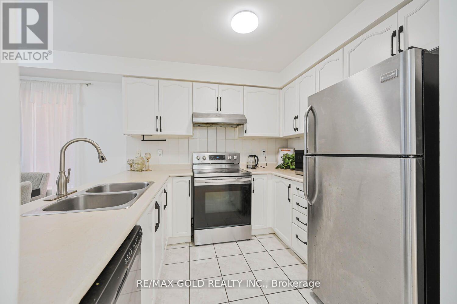 34 Earth Star Trail, Brampton, Ontario  L6R 2P3 - Photo 7 - W12510060