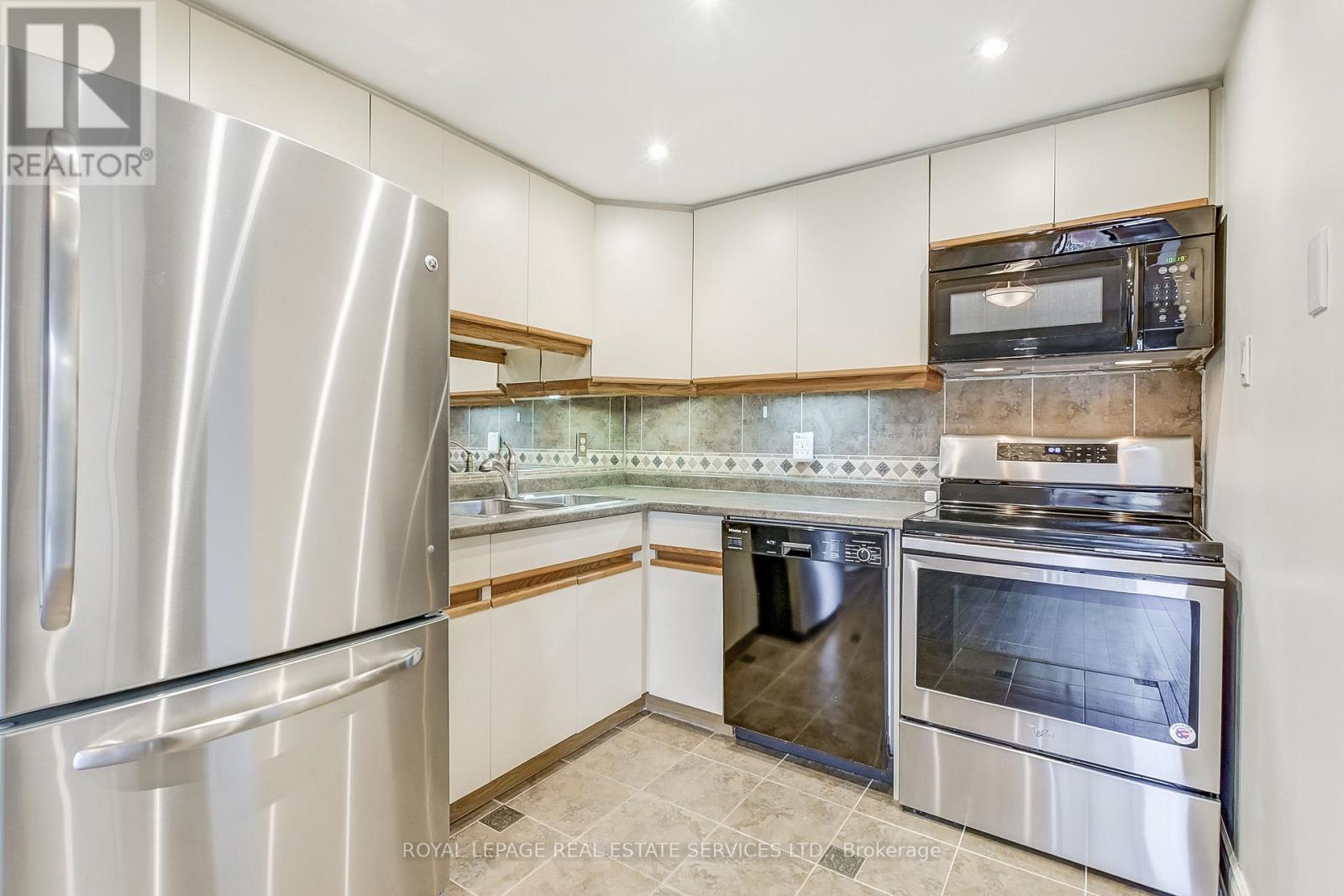 308 - 102 Bronte Road, Oakville, Ontario  L6L 6J5 - Photo 4 - W12510066