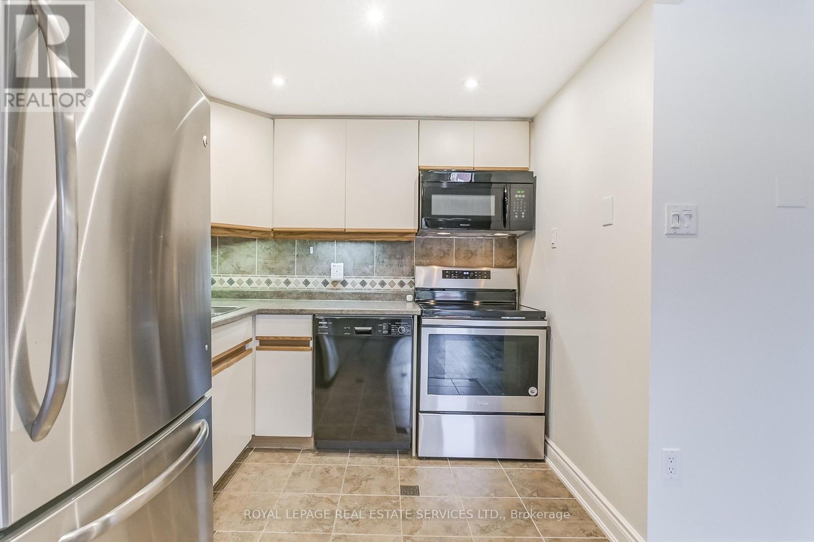 308 - 102 Bronte Road, Oakville, Ontario  L6L 6J5 - Photo 5 - W12510066