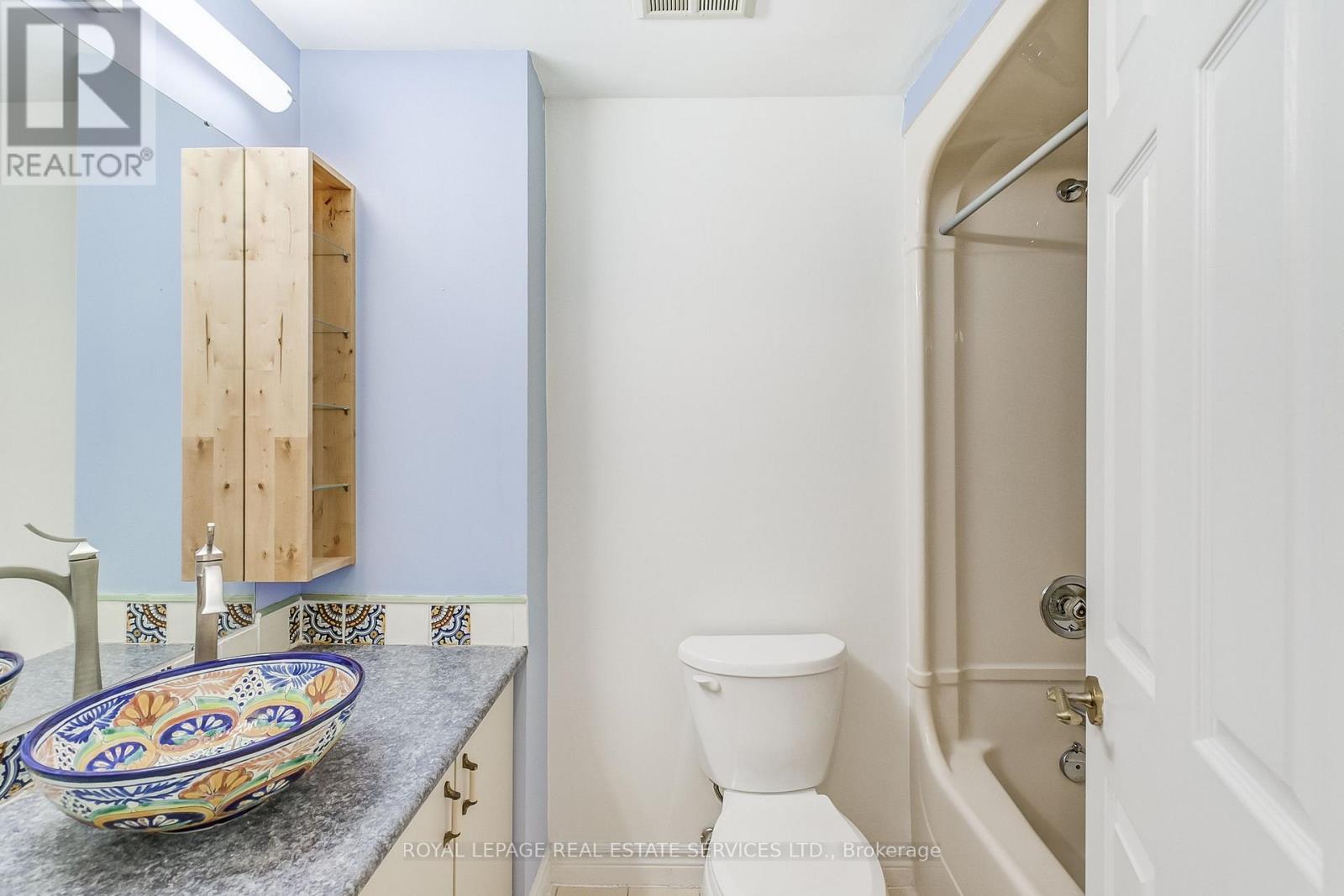 308 - 102 Bronte Road, Oakville, Ontario  L6L 6J5 - Photo 7 - W12510066