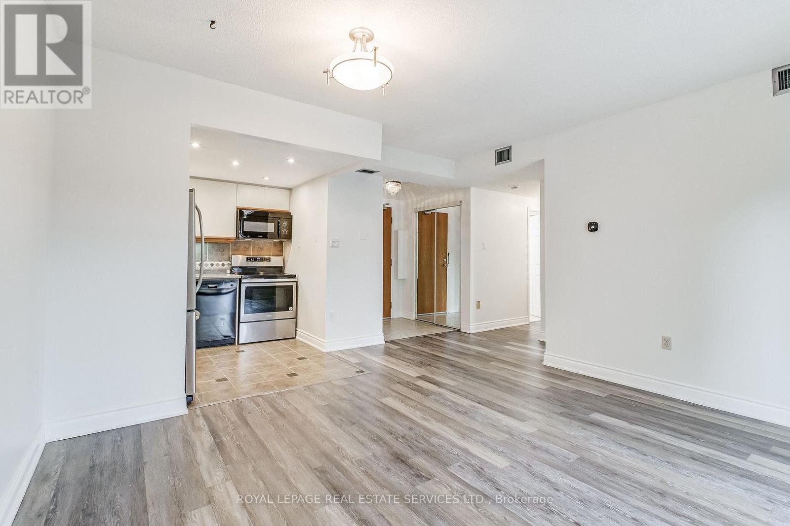 308 - 102 Bronte Road, Oakville, Ontario  L6L 6J5 - Photo 8 - W12510066