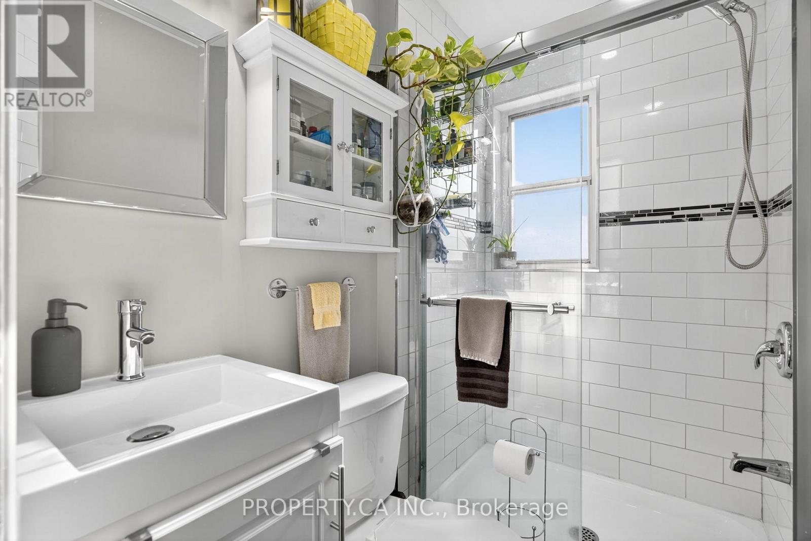 358 Mcroberts Avenue, Toronto, Ontario  M6E 4P9 - Photo 12 - W12510086