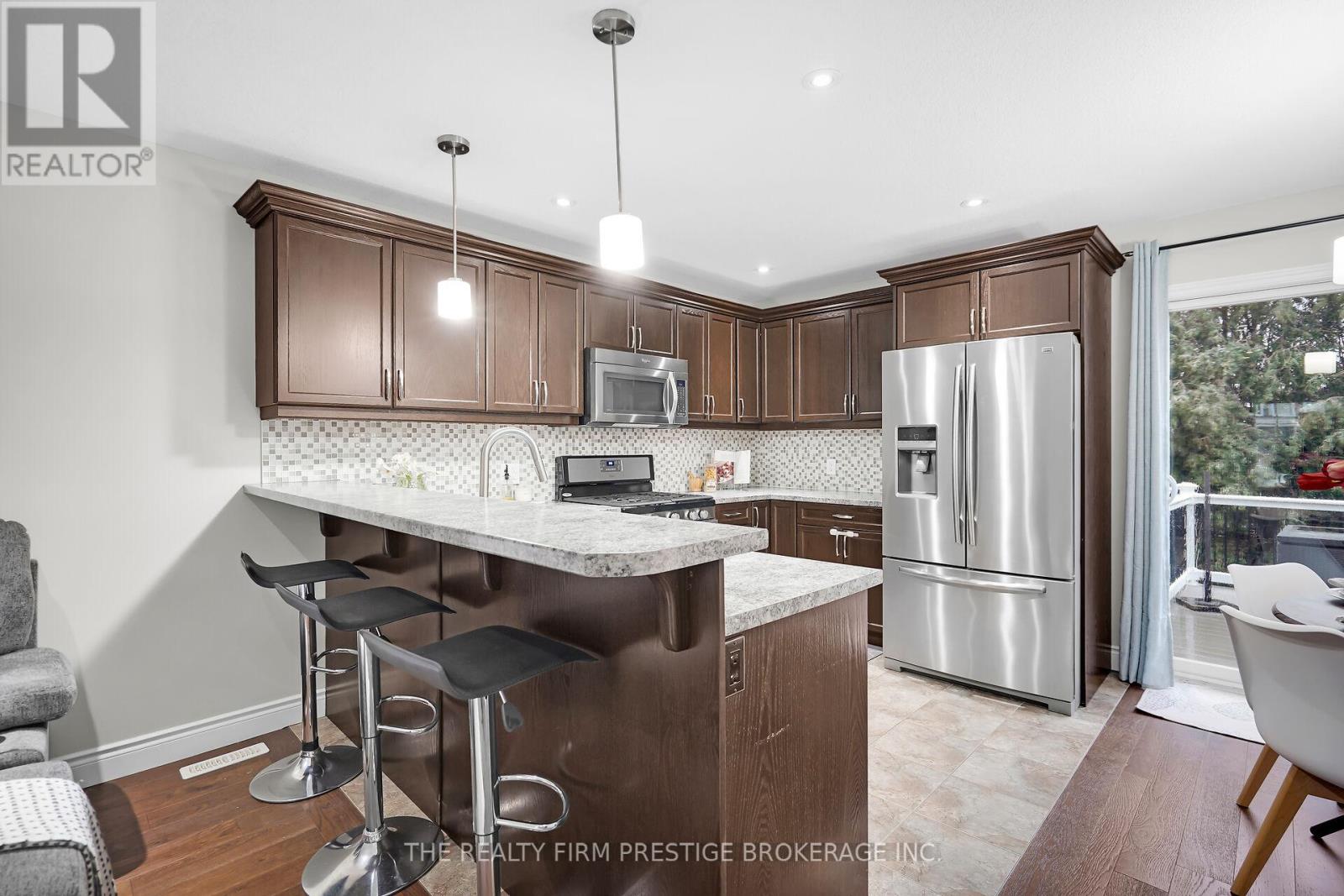 27 Willis Avenue, Strathroy-Caradoc, Ontario  N7G 0B6 - Photo 8 - X12510152