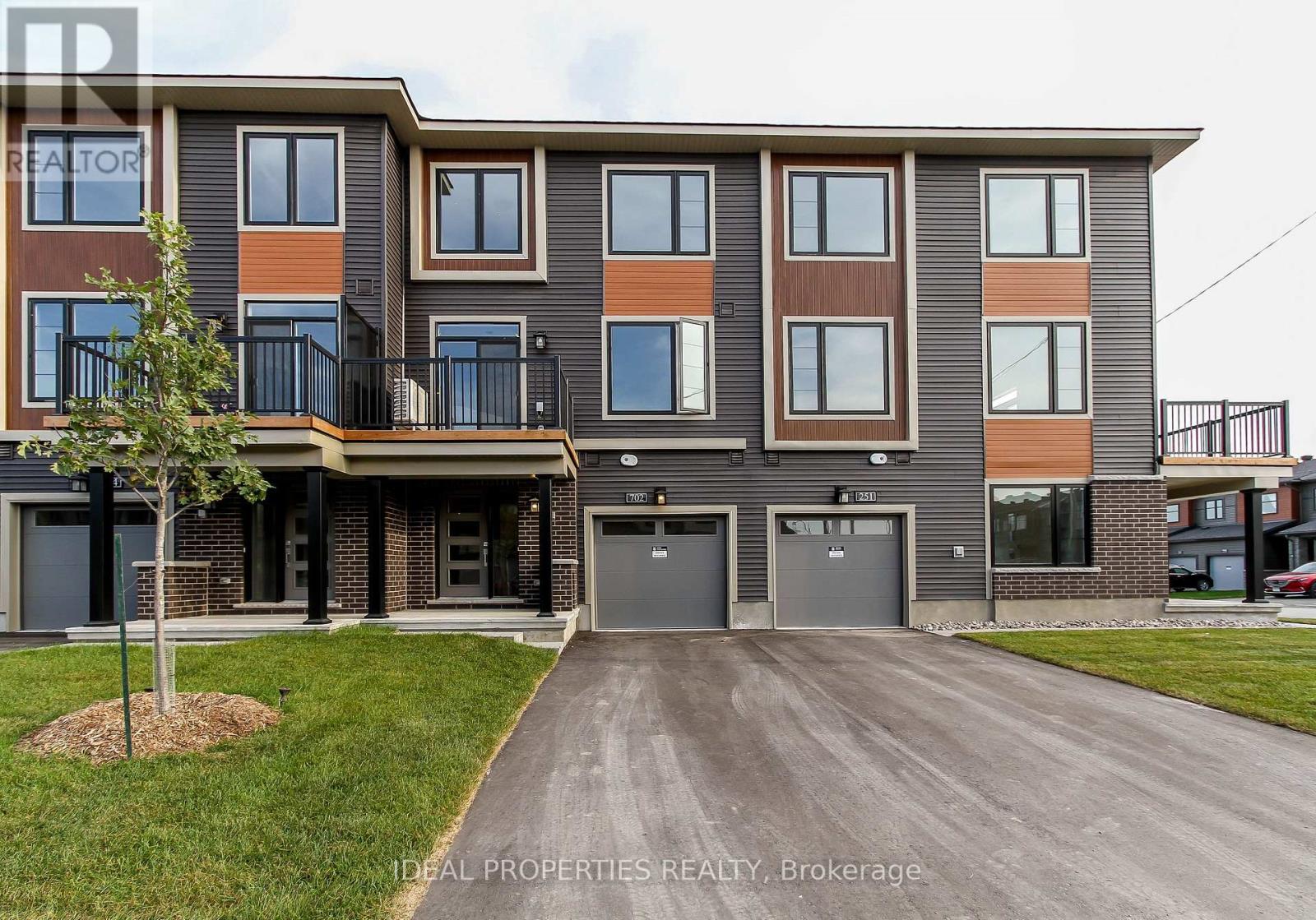 702 DONERAILE WALK, Ottawa, Ontario