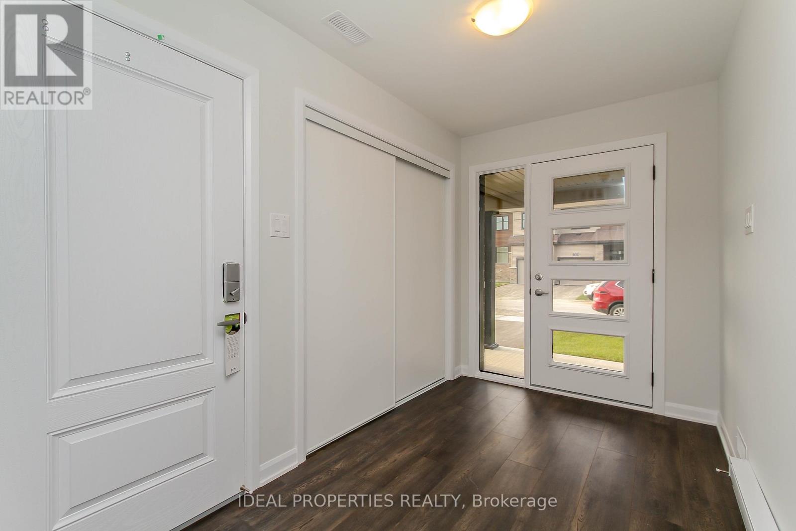 702 Doneraile Walk, Ottawa, Ontario  K2C 3H2 - Photo 2 - X12510216