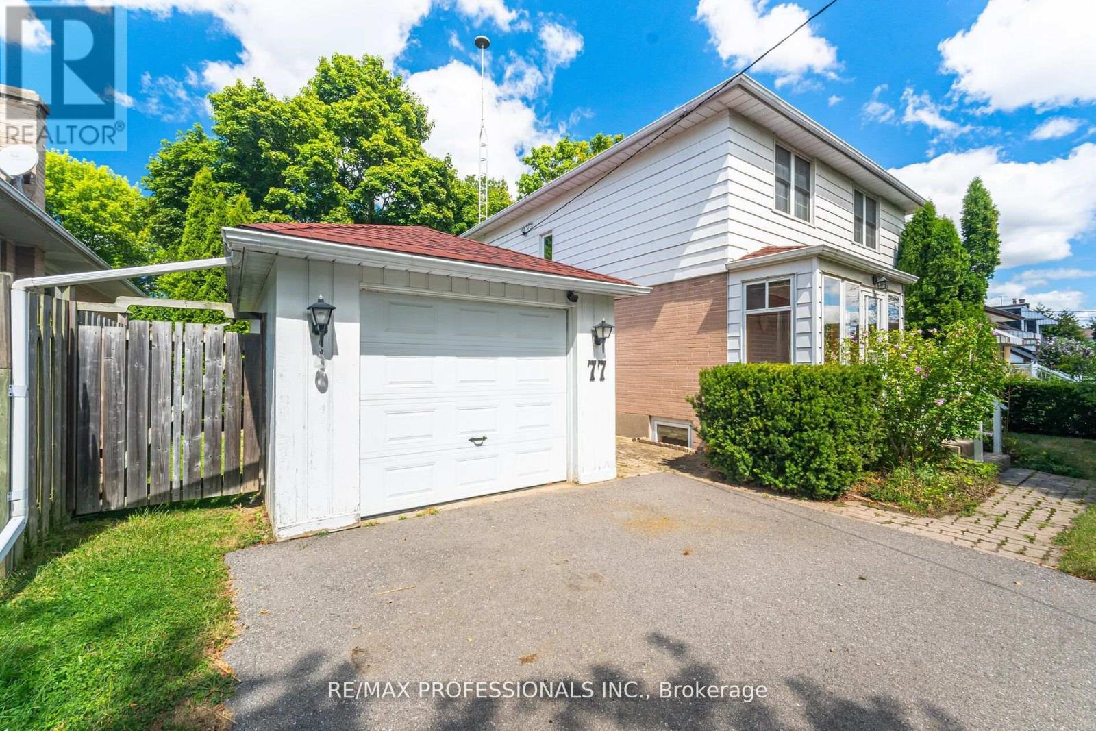 77 Bedford Park Avenue, Richmond Hill, Ontario L4C 2N9 - Photo 3 - N12510170