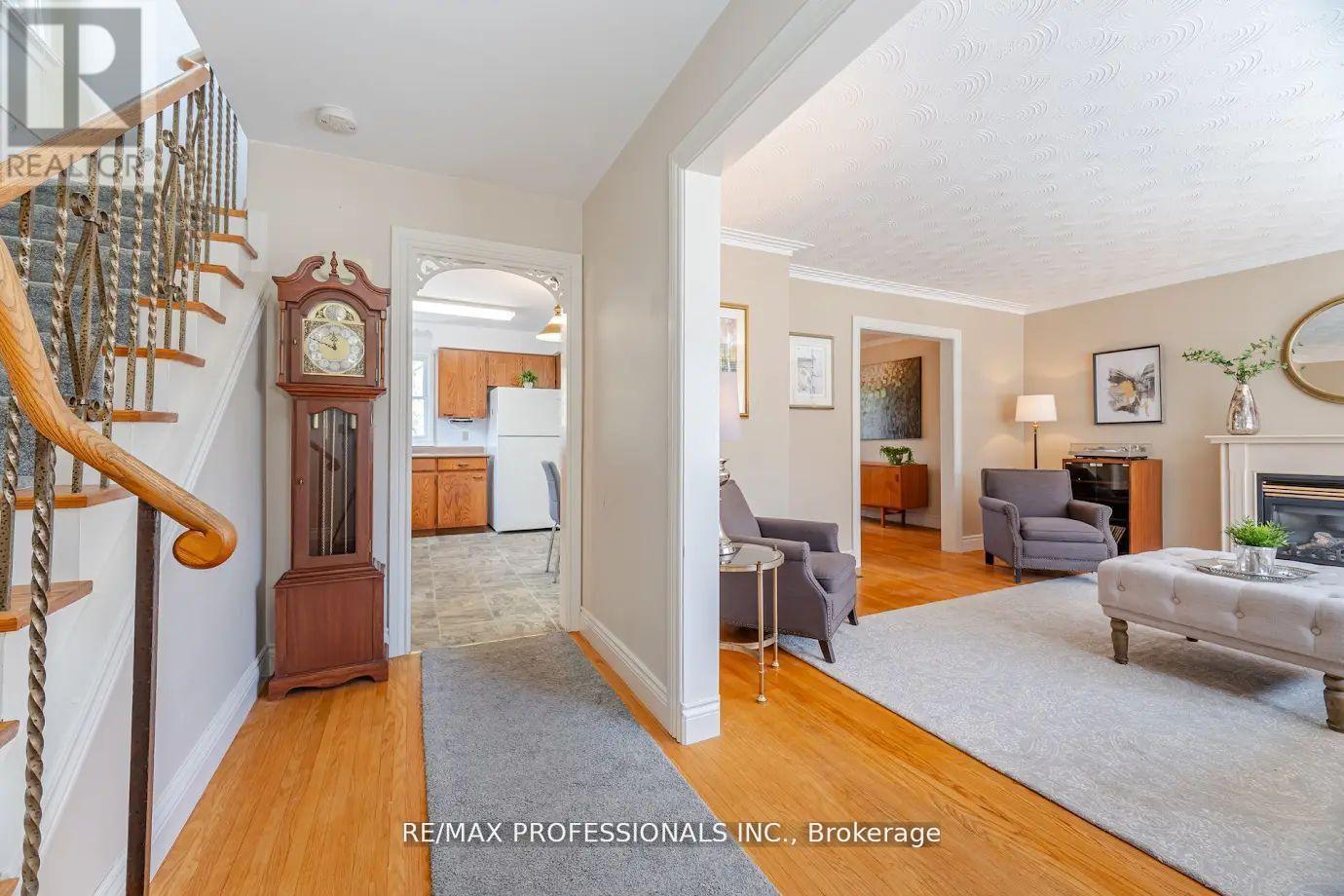 77 Bedford Park Avenue, Richmond Hill, Ontario L4C 2N9 - Photo 5 - N12510170