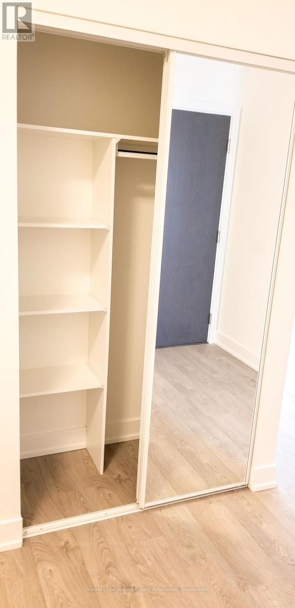 921 - 9 Mabelle Avenue, Toronto, Ontario M9A 0E1 - Photo 3 - W12510162