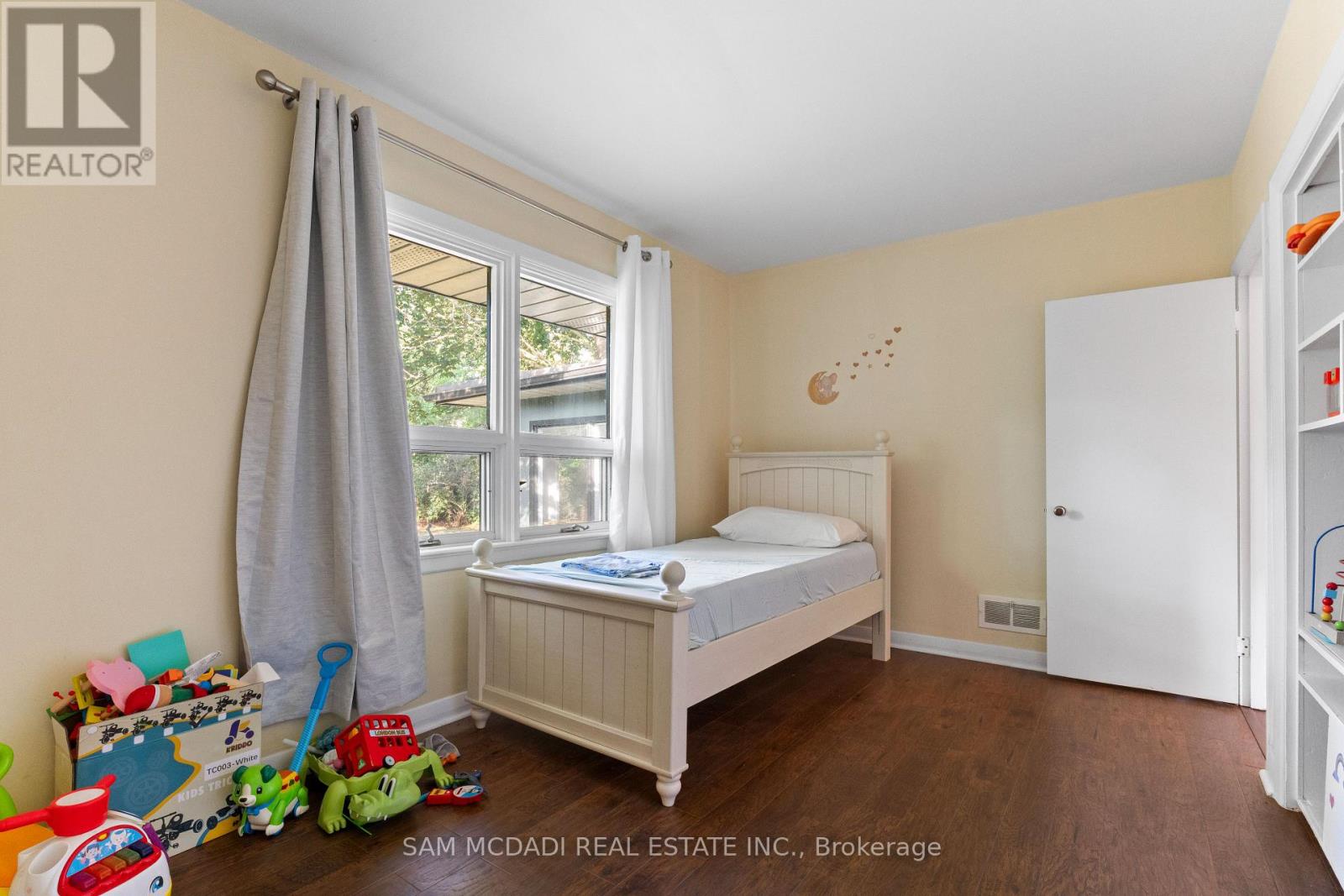 415 Country Club Crescent, Mississauga (Clarkson), Ontario  L5J 2P9 - Photo 24 - W12510196