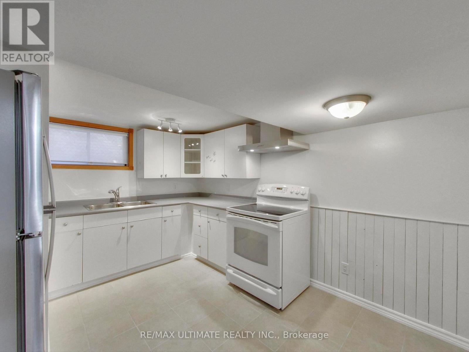 Lower - 11 Westona Street, Toronto, Ontario  M9P 2X8 - Photo 11 - W12510208