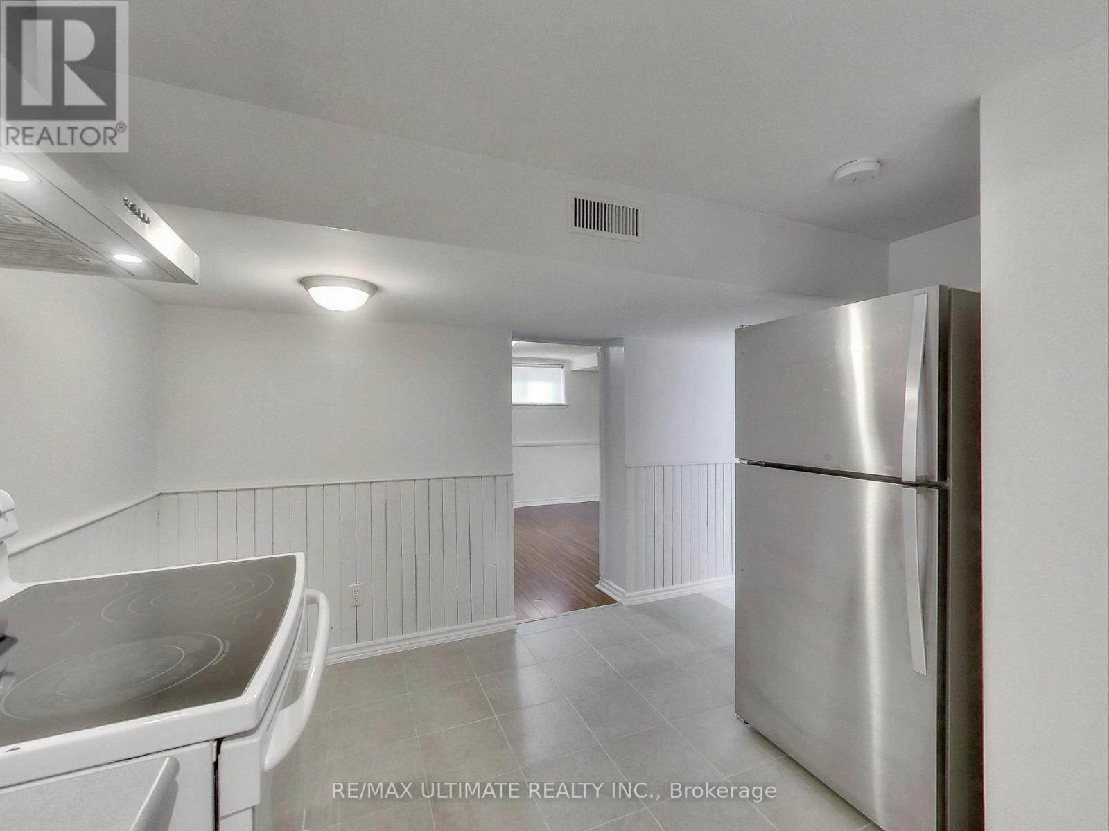 Lower - 11 Westona Street, Toronto, Ontario  M9P 2X8 - Photo 14 - W12510208