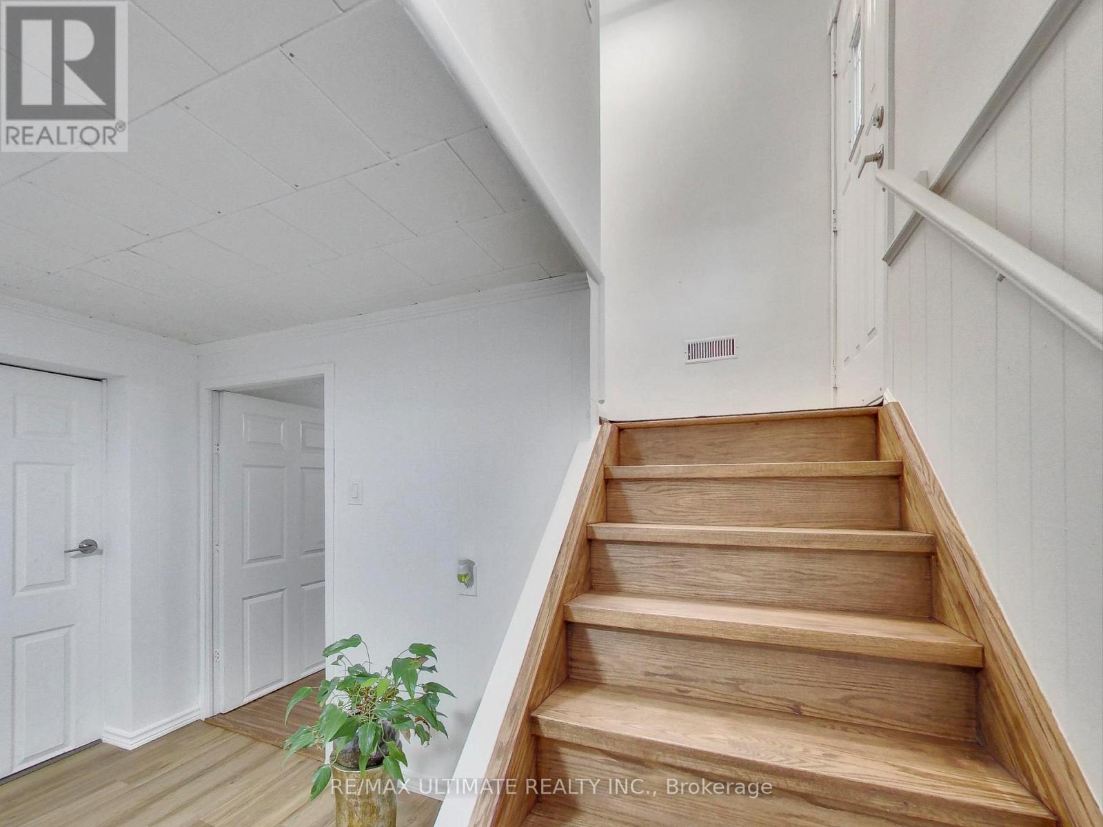 Lower - 11 Westona Street, Toronto, Ontario  M9P 2X8 - Photo 4 - W12510208