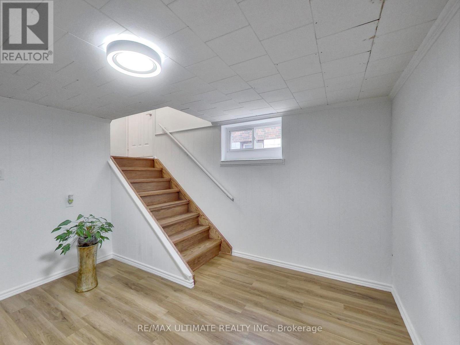 Lower - 11 Westona Street, Toronto, Ontario  M9P 2X8 - Photo 5 - W12510208