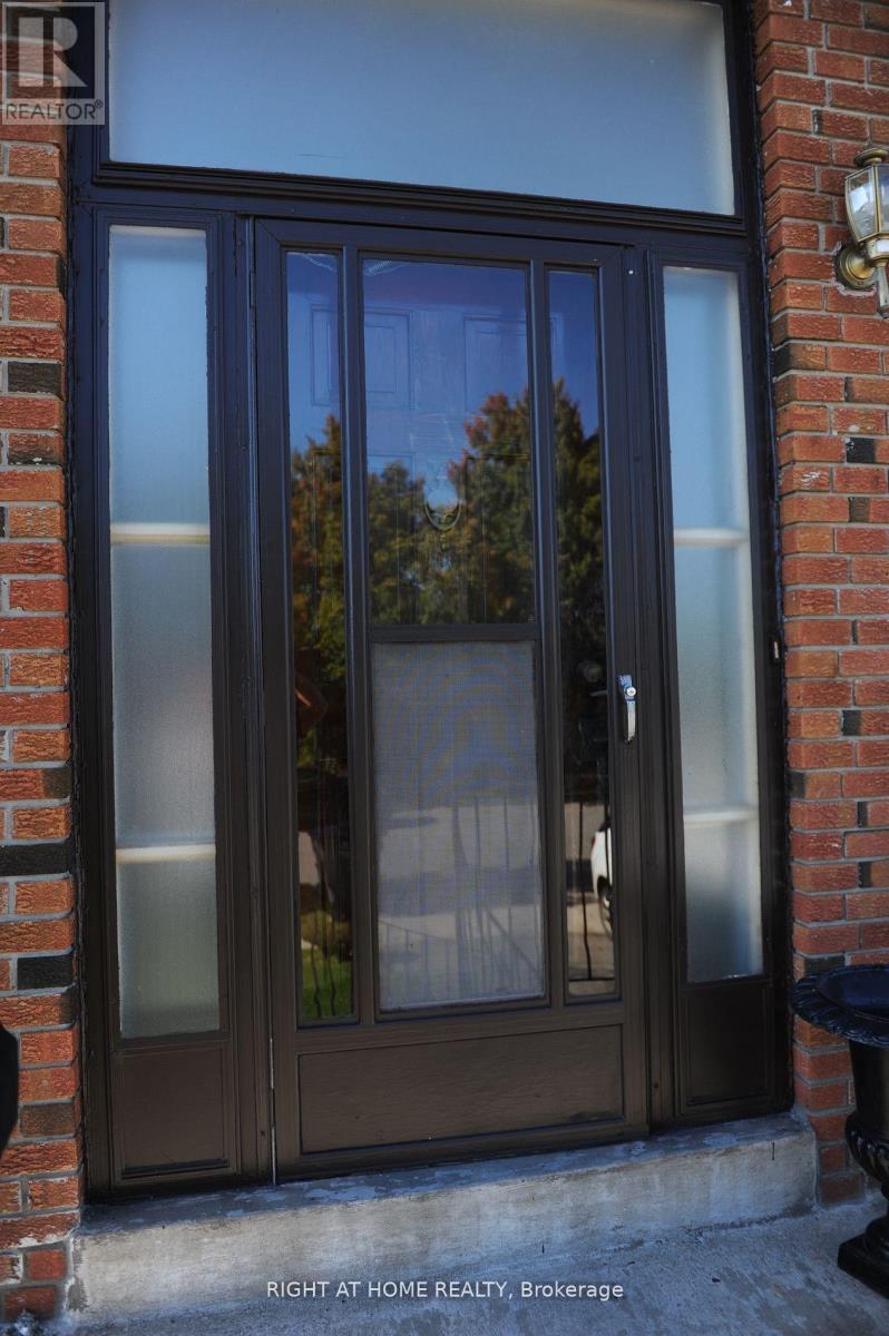 Upper - 1618 Corkstone Glade, Mississauga, Ontario L4W 2E7 - Photo 3 - W12510232