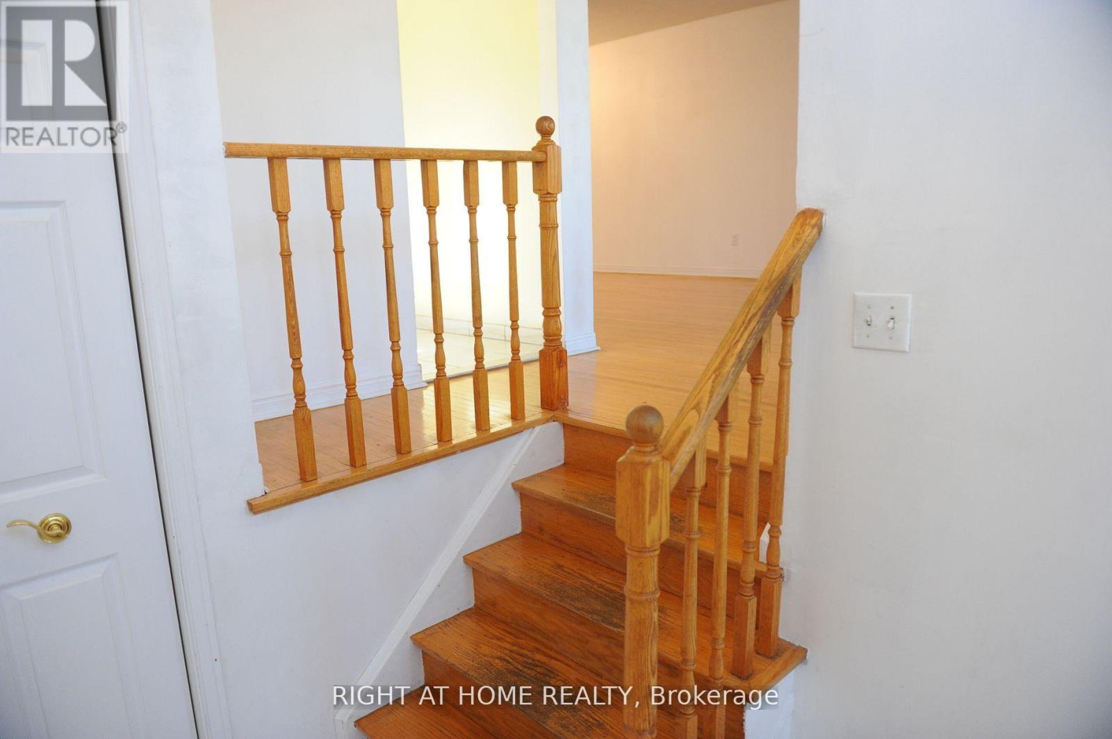 Upper - 1618 Corkstone Glade, Mississauga, Ontario L4W 2E7 - Photo 5 - W12510232