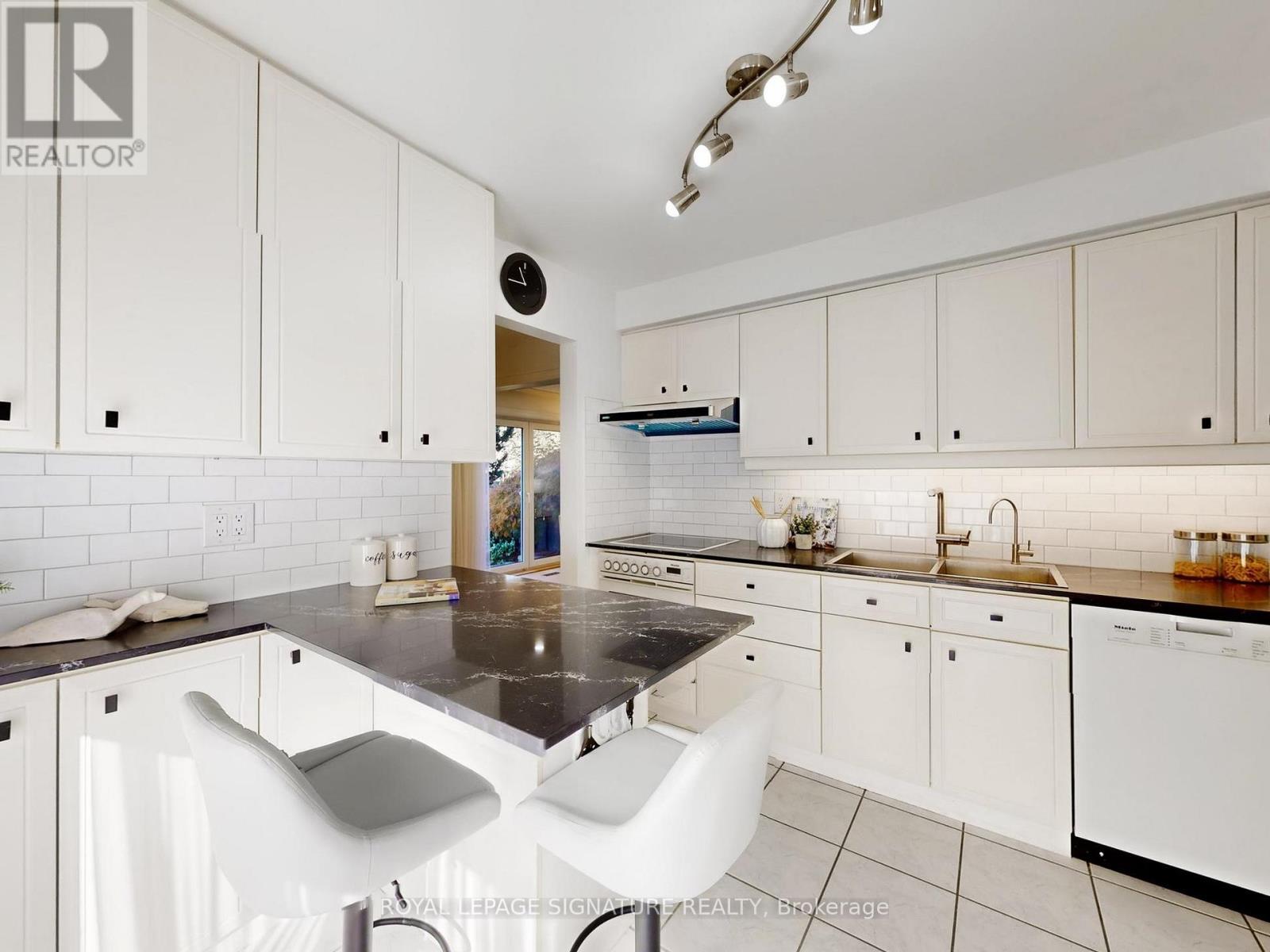 4 Larksmere Court, Markham, Ontario L3R 3R1 - Photo 15 - N12509982