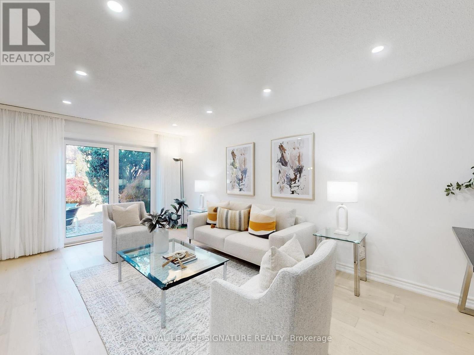 4 Larksmere Court, Markham, Ontario L3R 3R1 - Photo 3 - N12509982