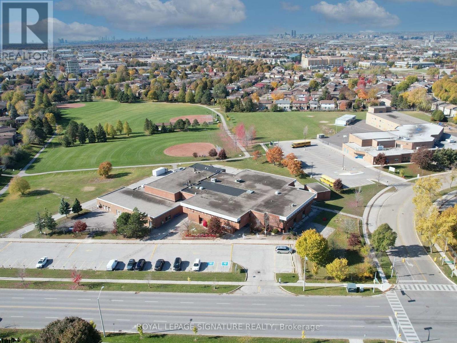 4 Larksmere Court, Markham, Ontario L3R 3R1 - Photo 40 - N12509982