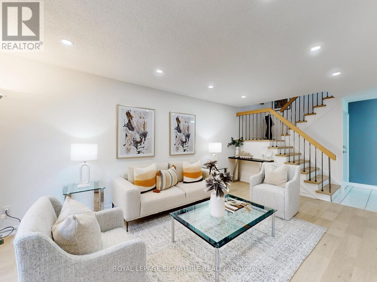 4 Larksmere Court, Markham, Ontario L3R 3R1 - Photo 5 - N12509982