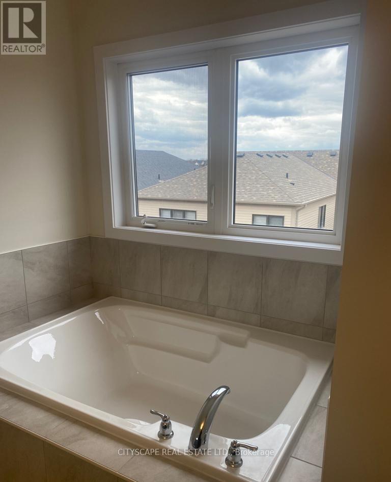 27 Wintergreen Crescent, Haldimand, Ontario N3W 0H9 - Photo 10 - X12509272