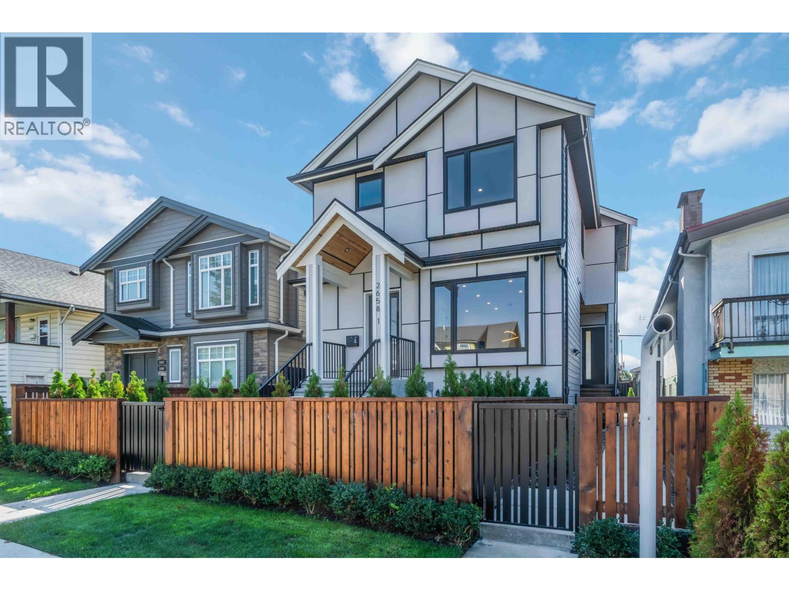 1 2658 Dundas Street, Vancouver, British Columbia  V5K 1P9 - Photo 2 - R3064771