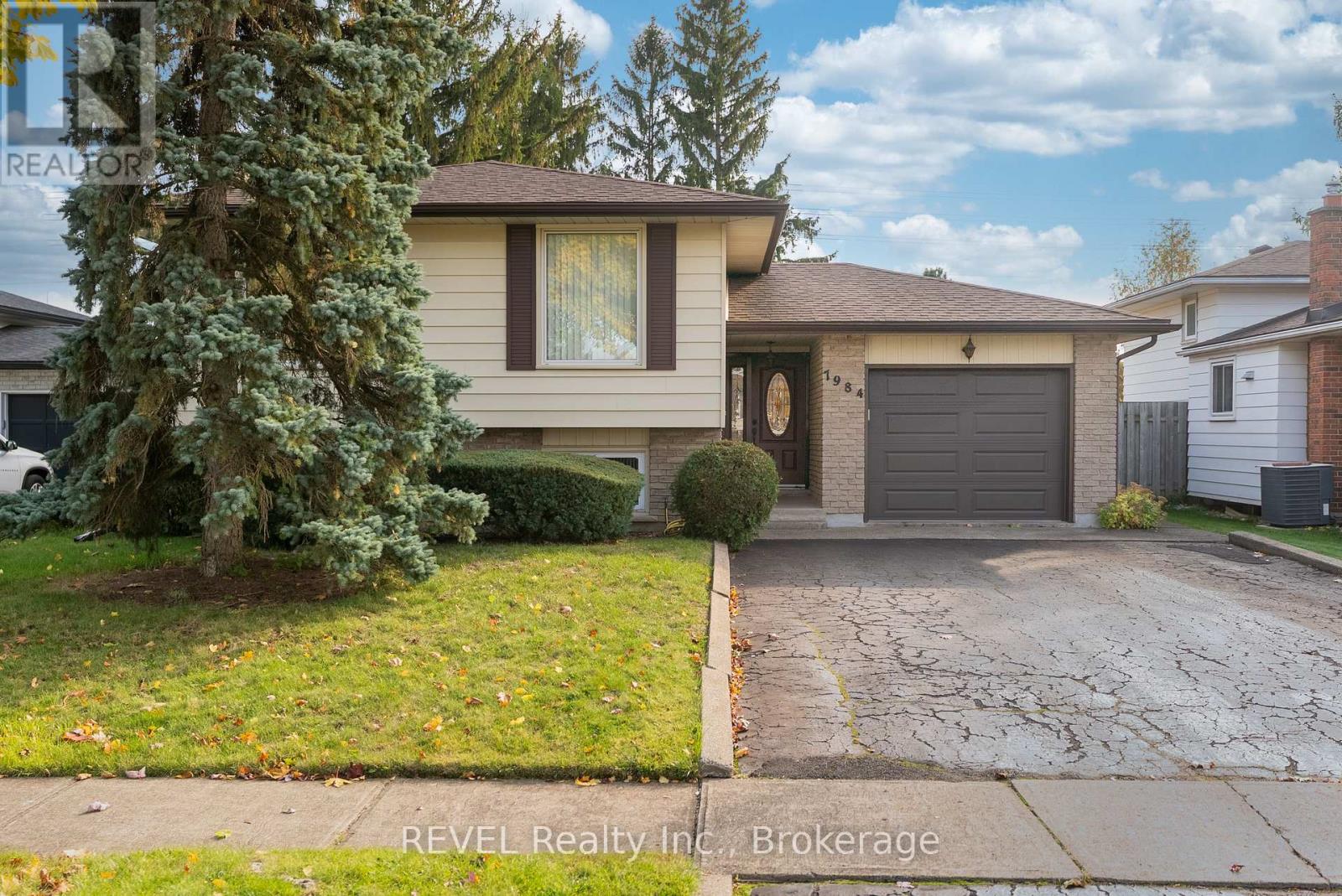 7984 Thorton Street, Niagara Falls, Ontario  L2H 2C3 - Photo 1 - X12510302