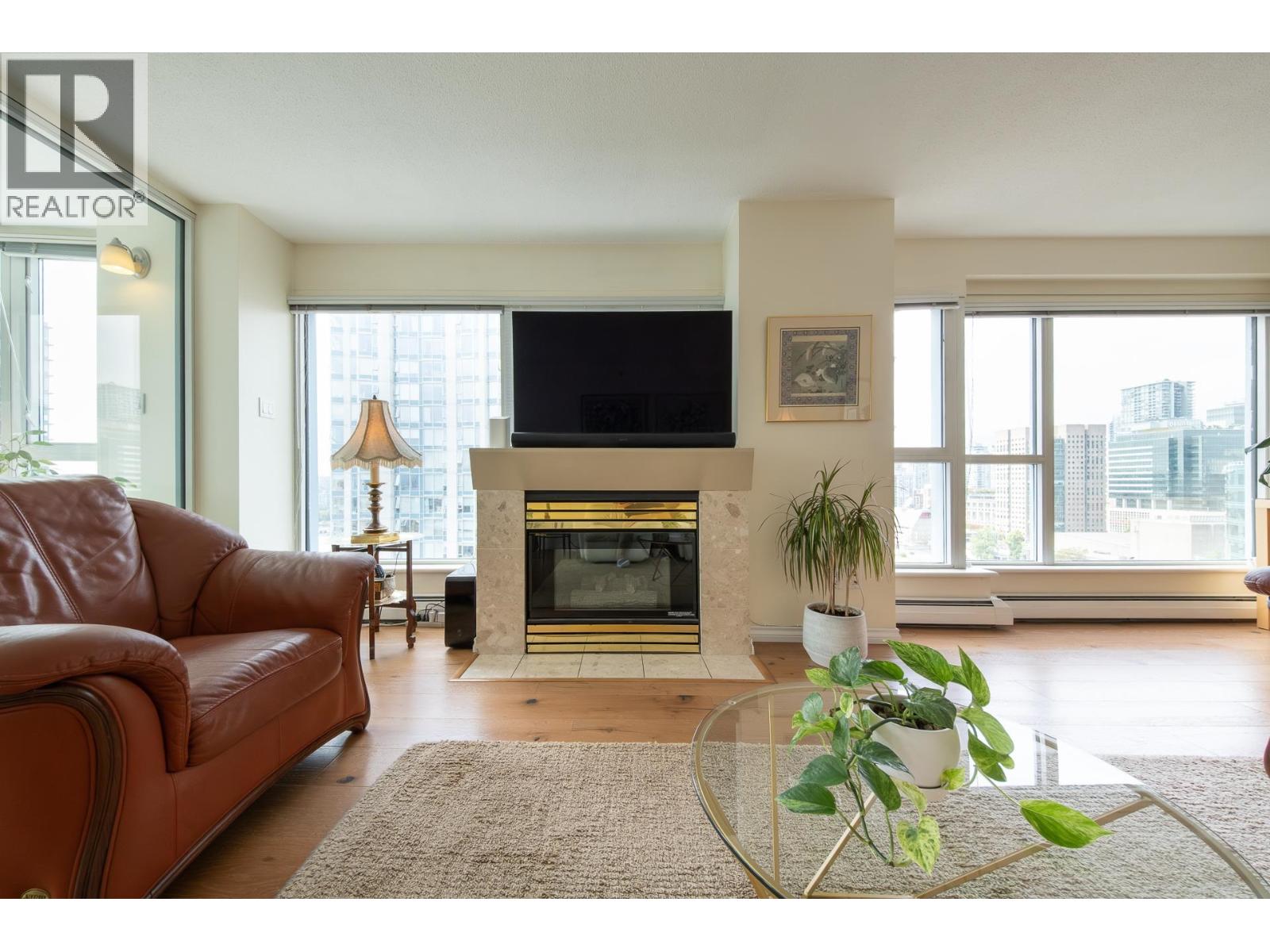 2204 183 Keefer Place, Vancouver, British Columbia V6B 6B9 - Photo 2 - R3035632