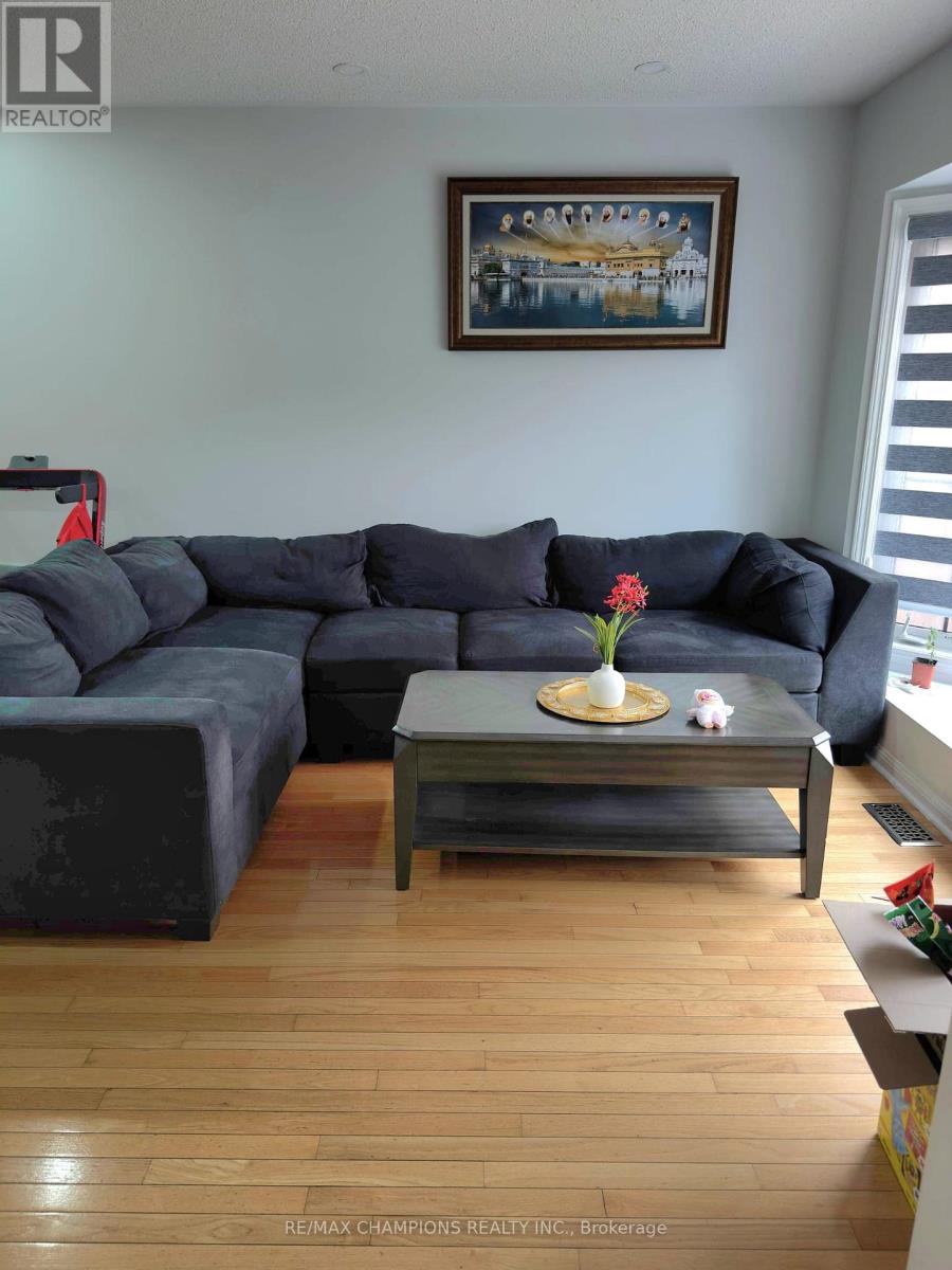 403 Brisdale Drive, Brampton, Ontario  L7A 3M5 - Photo 4 - W12503454