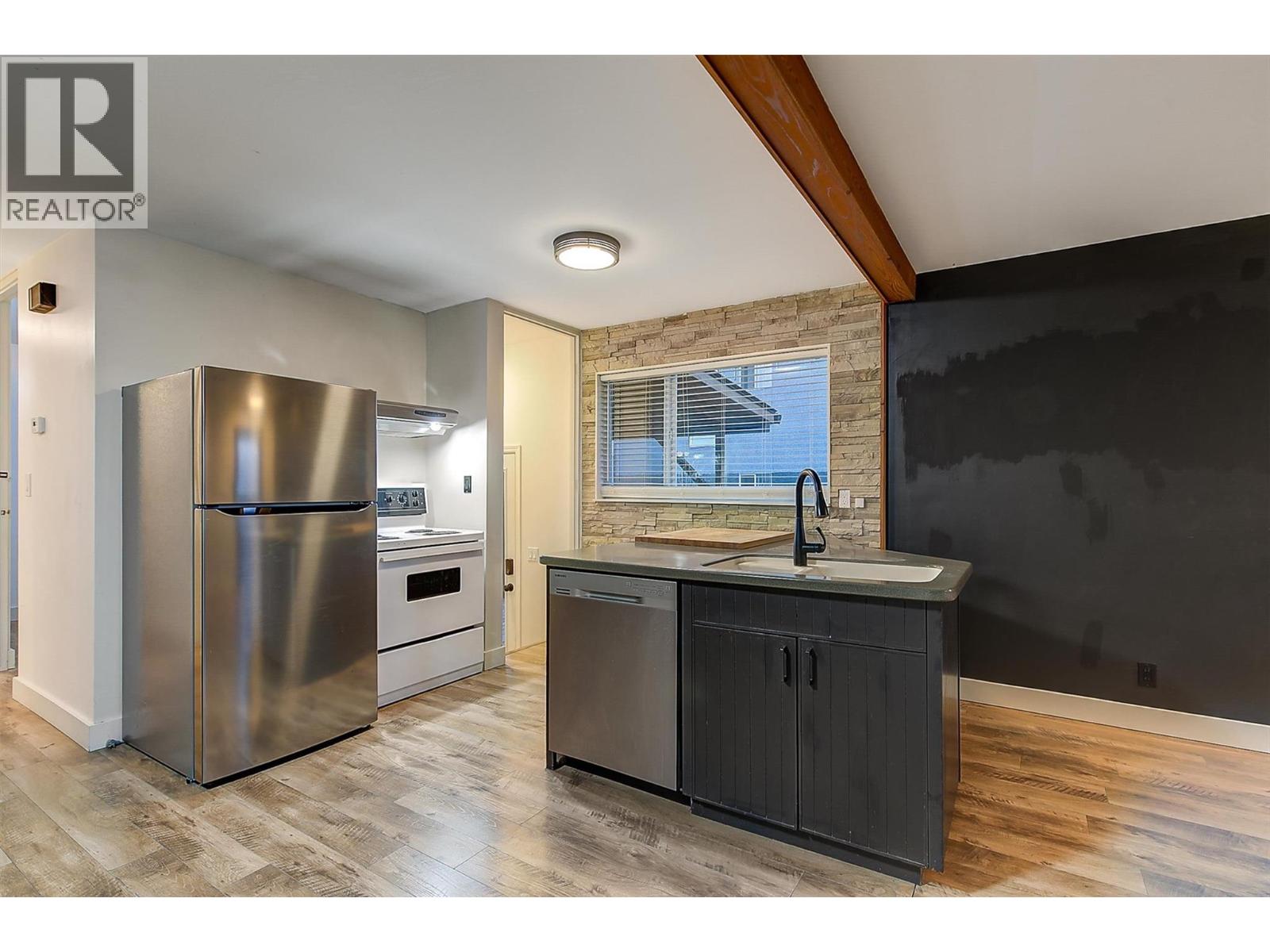 880 Hollydell Road, Kelowna, British Columbia  V1X 1L7 - Photo 7 - 10362875