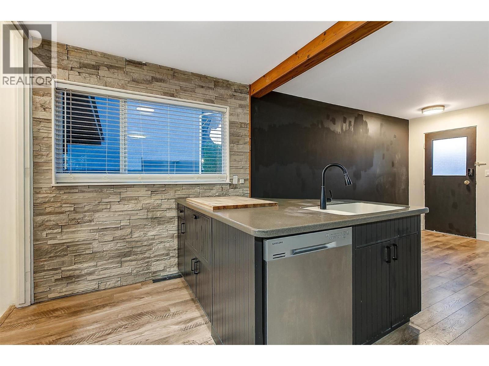 880 Hollydell Road, Kelowna, British Columbia  V1X 1L7 - Photo 8 - 10362875