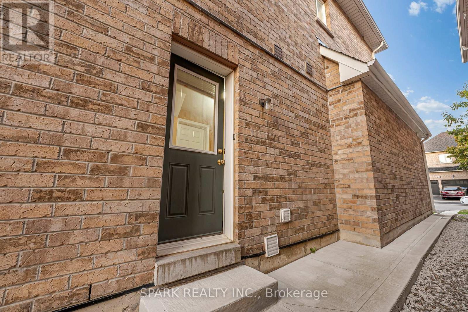 52 Watsonbrook Drive, Brampton, Ontario  L6R 0R3 - Photo 21 - W12510406