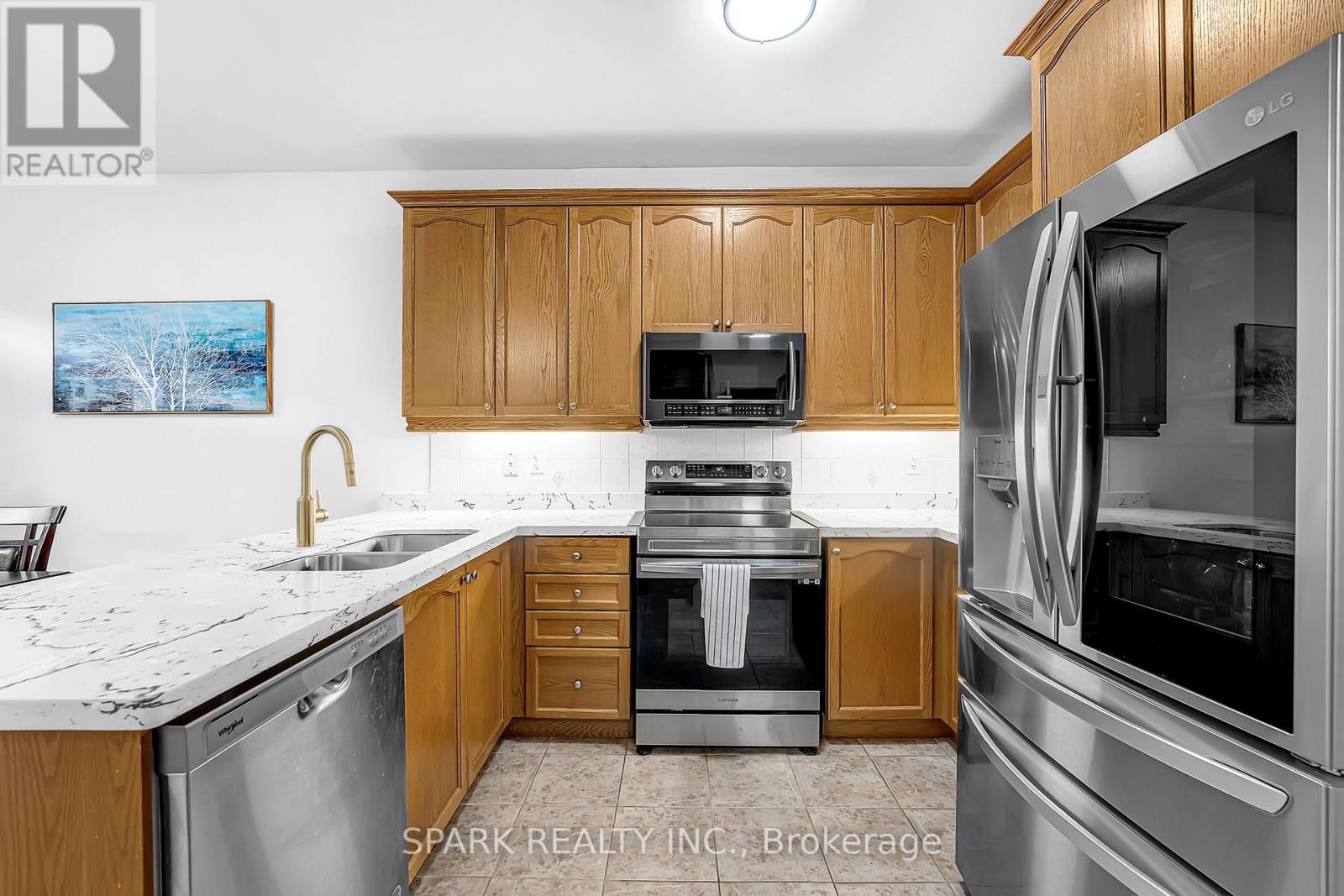 52 Watsonbrook Drive, Brampton, Ontario  L6R 0R3 - Photo 7 - W12510406