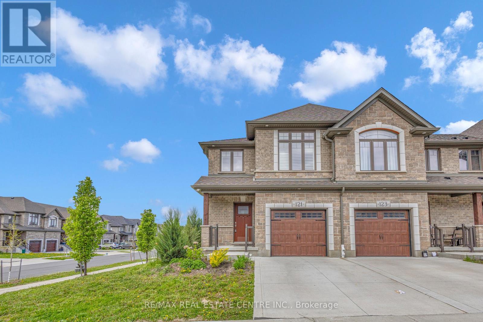 121 HOLLYBROOK TRAIL, Kitchener, Ontario