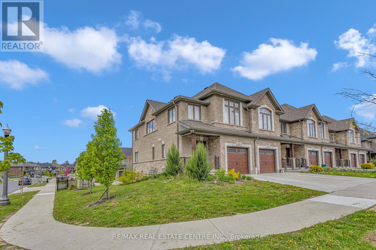 121 Hollybrook Trail, Kitchener, Ontario  N2R 0P1 - Photo 2 - X12510386