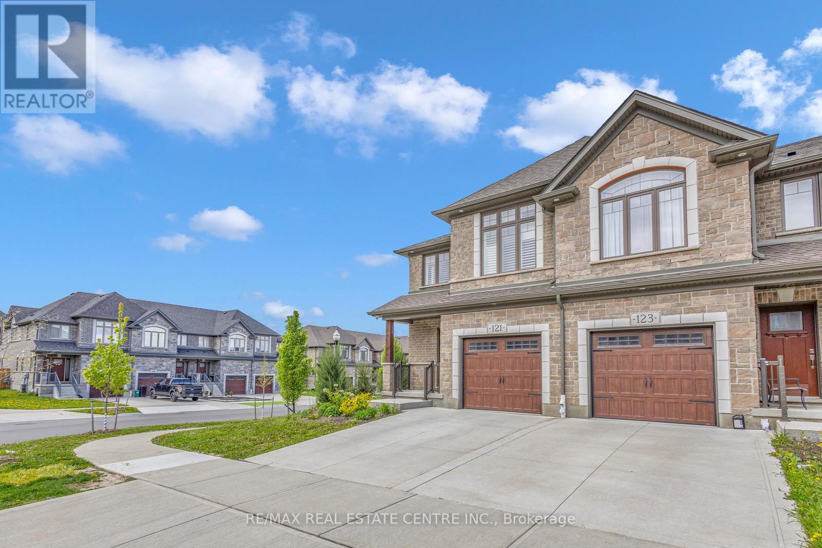 121 Hollybrook Trail, Kitchener, Ontario  N2R 0P1 - Photo 3 - X12510386