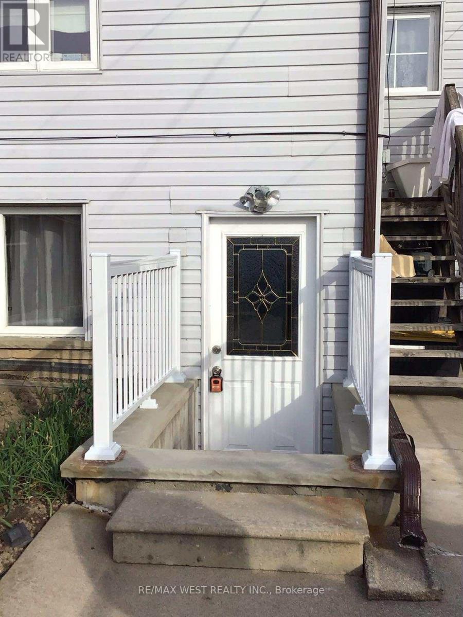 Lower - 328 Caledonia Road, Toronto (Caledonia-Fairbank), Ontario  M6E 4T6 - Photo 12 - W12468968