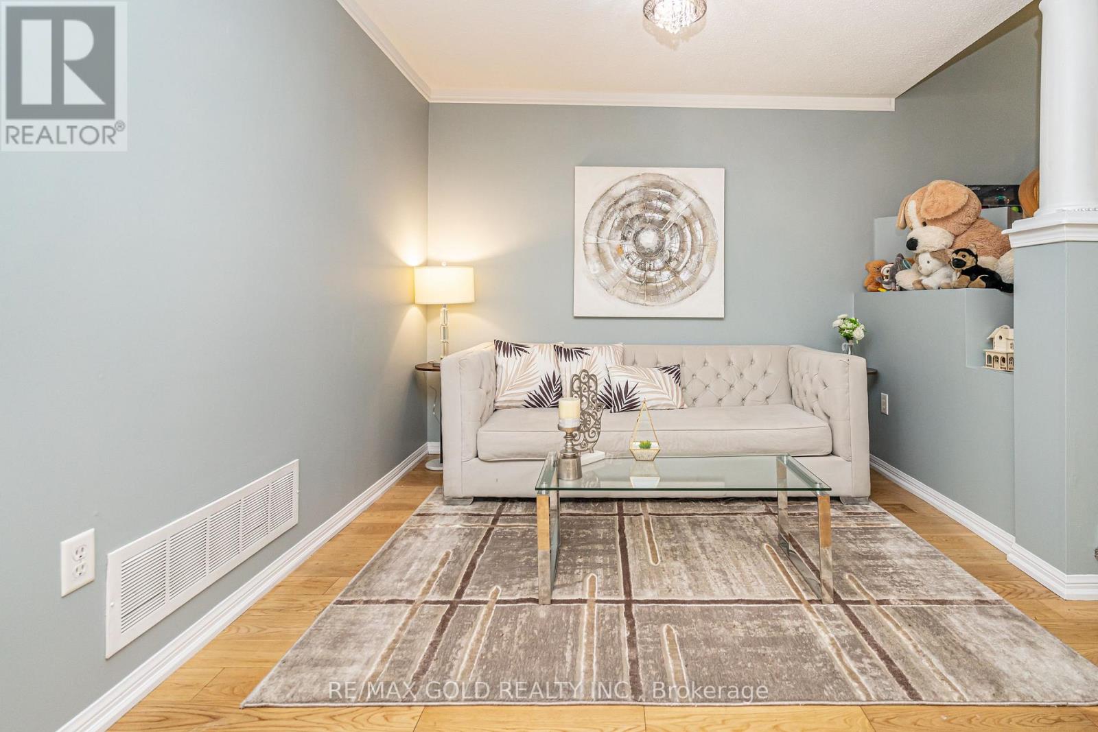 34 Jingle Crescent, Brampton, Ontario  L6S 0B2 - Photo 2 - W12495948