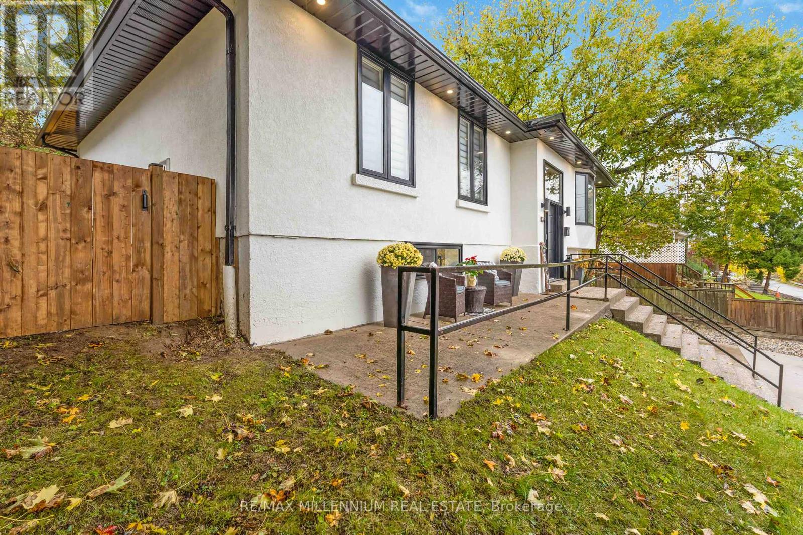 45 Bradley Street, St. Catharines, Ontario  L2T 1R5 - Photo 2 - X12509314