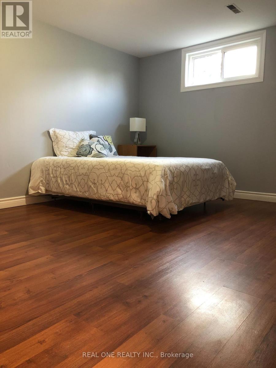 Lower - 1161 Shadeland Drive, Mississauga, Ontario  L5C 1P2 - Photo 9 - W12510482