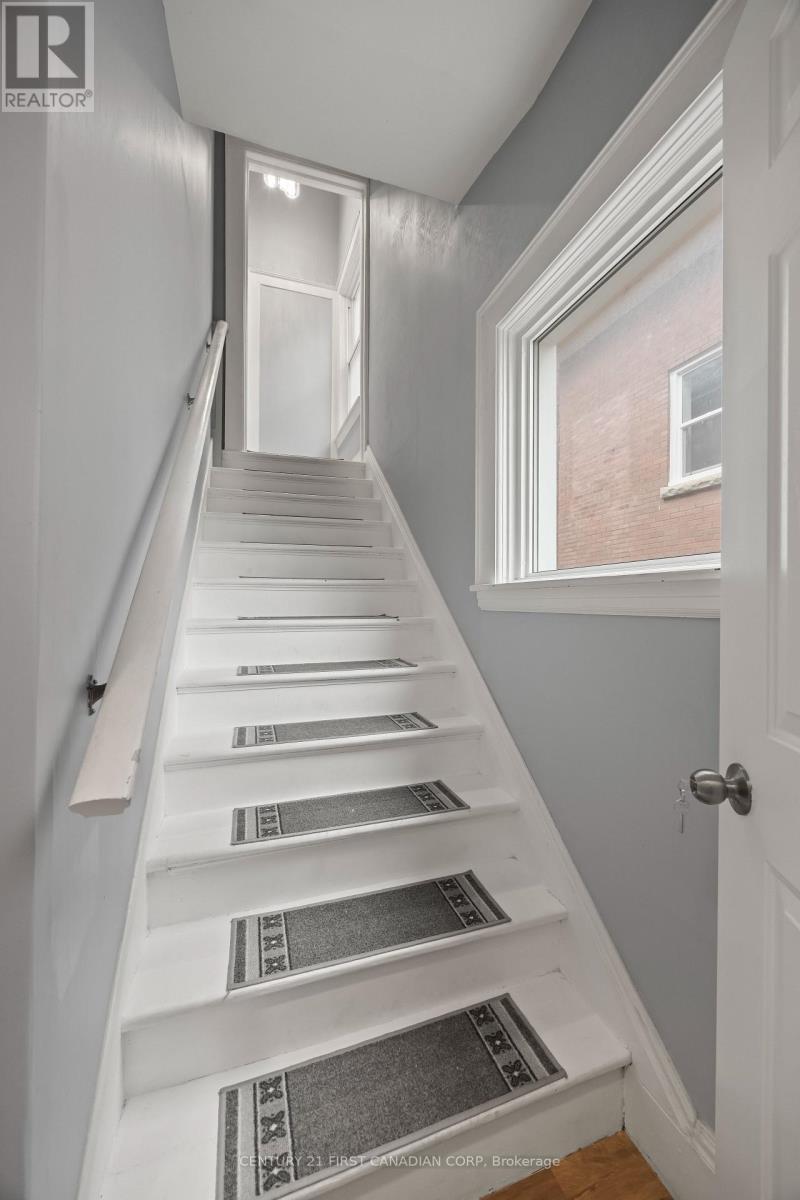 2 - 92 Hincks Street, St. Thomas, Ontario  N5R 3P2 - Photo 3 - X12510518