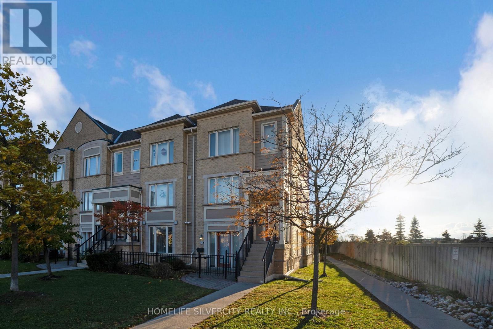 38 - 60 Fairwood Circle, Brampton, Ontario  L6R 0Y6 - Photo 2 - W12510532