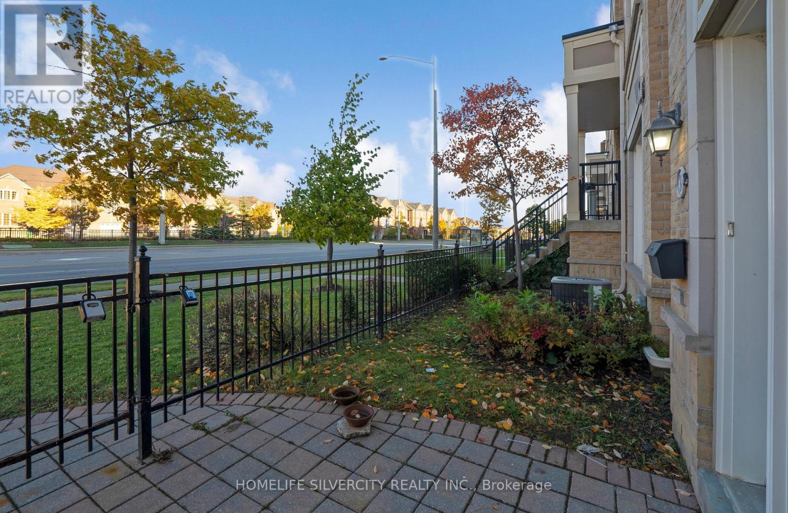 38 - 60 Fairwood Circle, Brampton, Ontario  L6R 0Y6 - Photo 4 - W12510532